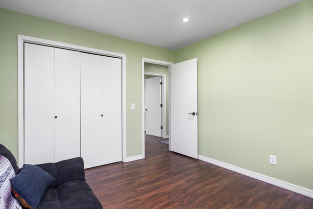 living area with recessed lighting, baseboards, and dark wood-style floors