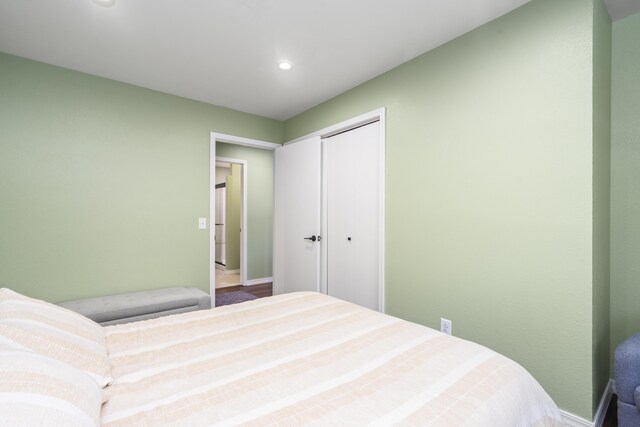 bedroom featuring recessed lighting, baseboards, and a closet