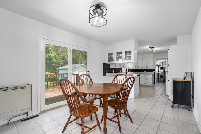 dining space featuring visible vents, baseboards, heating unit, and light tile patterned floors