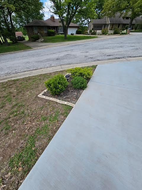 410 White Oak Dr, El Dorado Springs, MO 64744 - view of yard featuring driveway