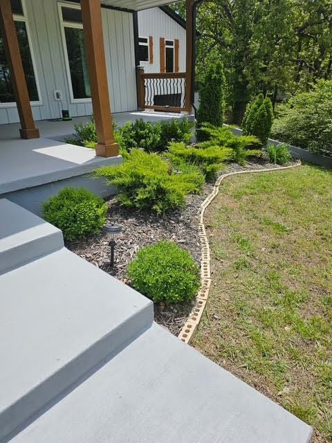 410 White Oak Dr, El Dorado Springs, MO 64744 - view of yard featuring a porch