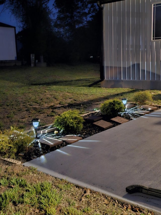 410 White Oak Dr, El Dorado Springs, MO 64744 - view of yard
