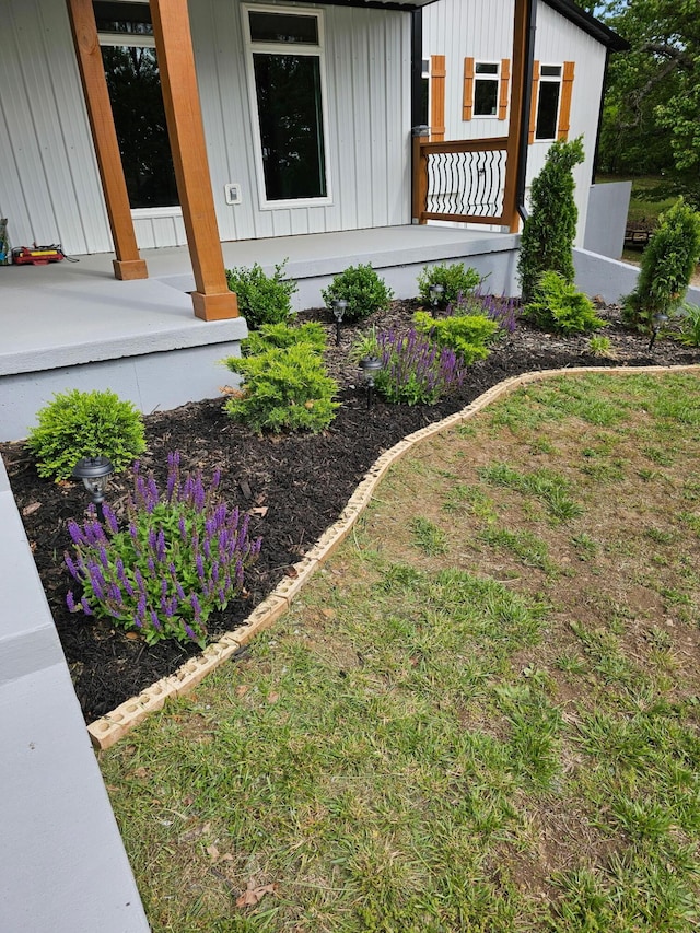 410 White Oak Dr, El Dorado Springs, MO 64744 - view of yard featuring covered porch