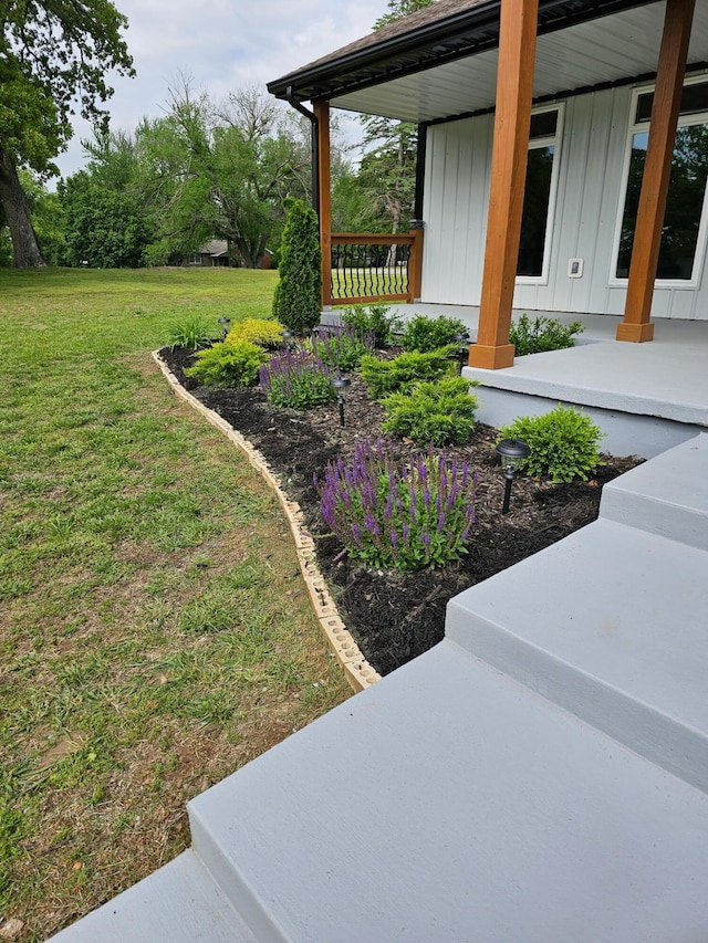 410 White Oak Dr, El Dorado Springs, MO 64744 - view of grassy yard with a porch