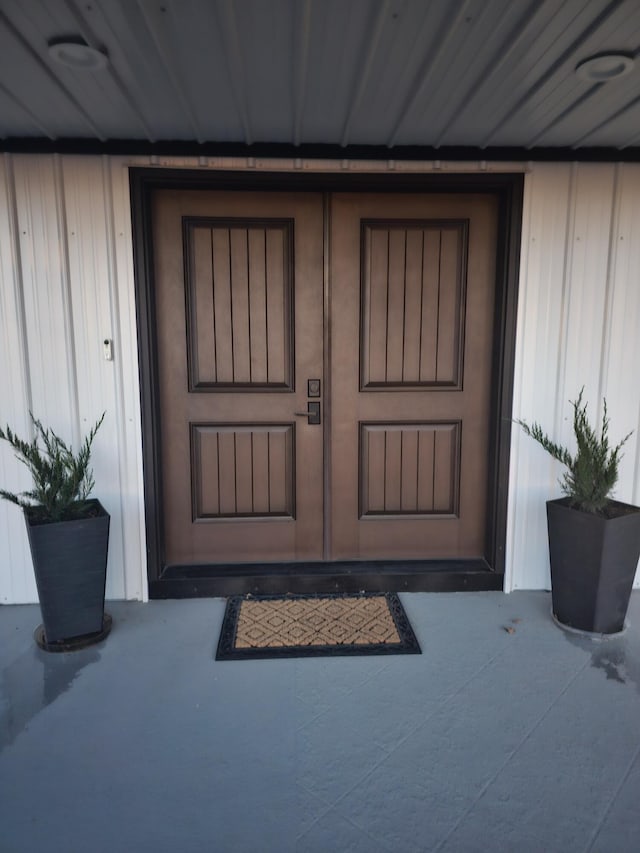 410 White Oak Dr, El Dorado Springs, MO 64744 - entrance to property featuring board and batten siding