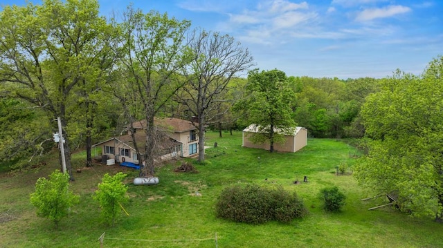 birds eye view of property featuring a wooded view