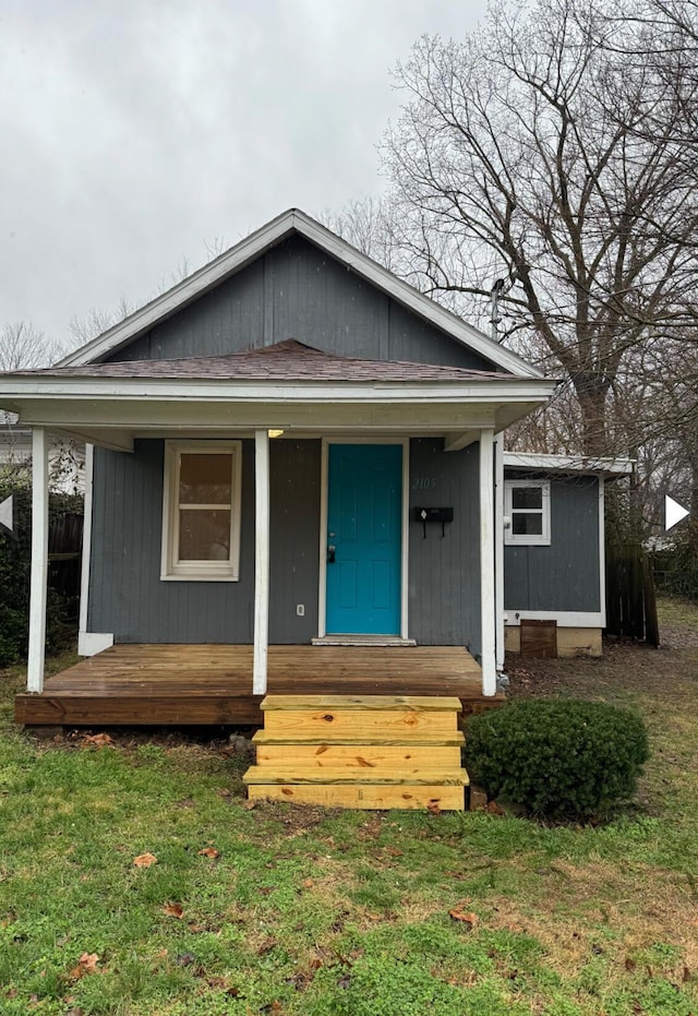 2105 N Elizabeth Ave, Springfield, MO 65803 - bungalow-style home featuring covered porch and a front lawn