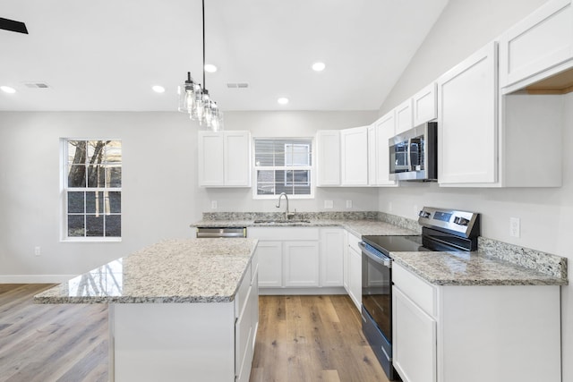 kitchen featuring visible vents, a sink, appliances with stainless steel finishes, and recessed lighting