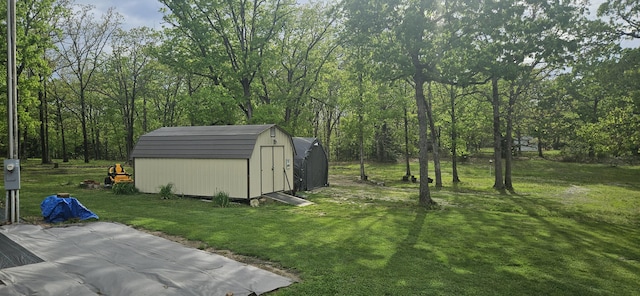 view of yard featuring a storage shed and an outdoor structure