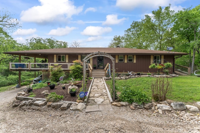 view of front of house featuring a front yard