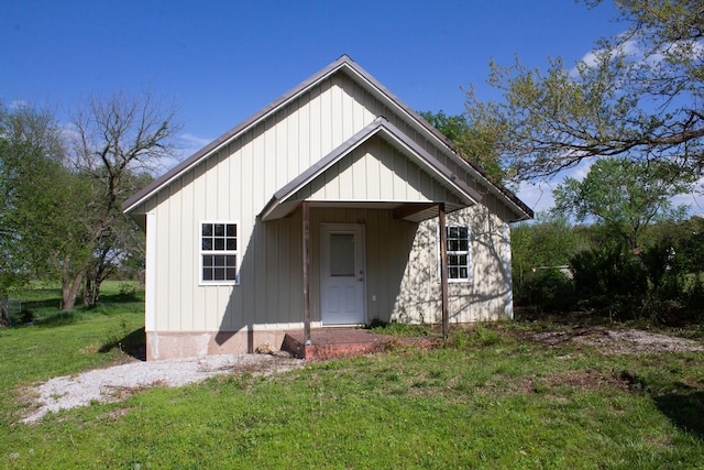 view of front facade featuring a front lawn