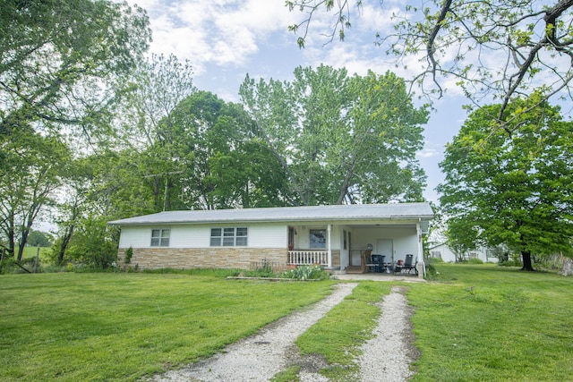 view of front of home with a porch, driveway, and a front yard
