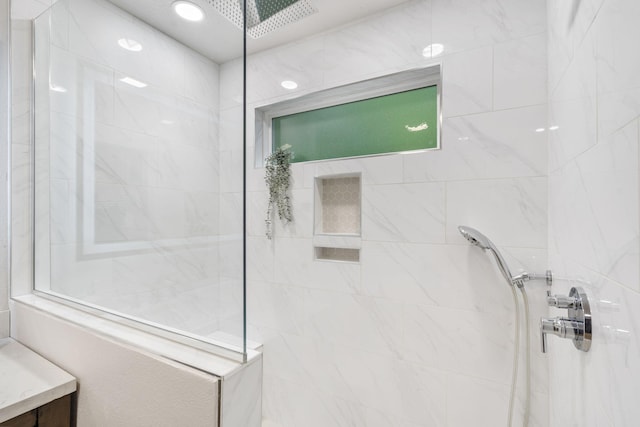 bathroom featuring a tile shower