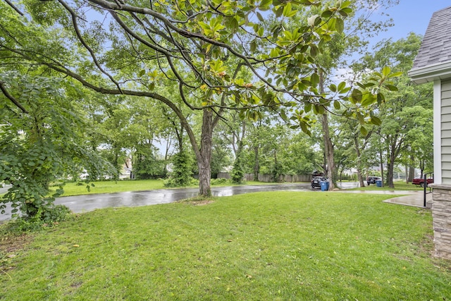view of yard featuring a water view