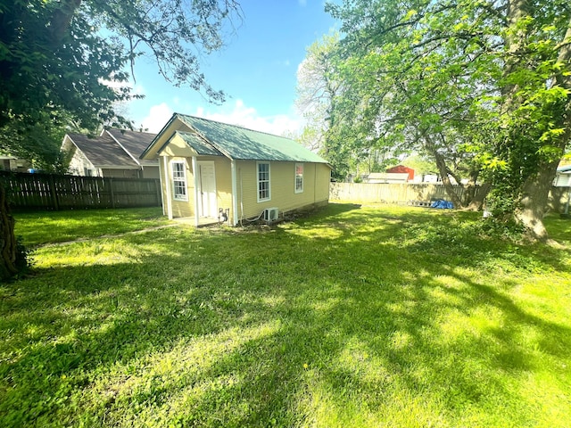 view of yard featuring a fenced backyard and an outbuilding