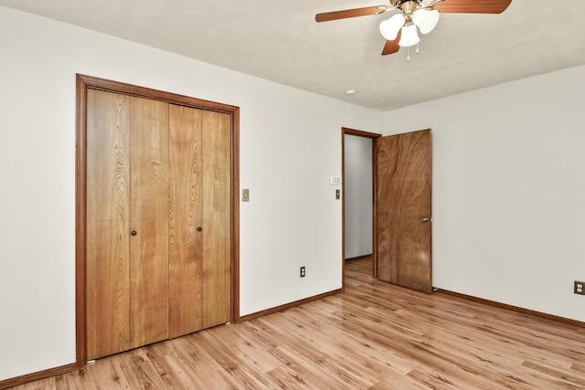 unfurnished bedroom featuring a ceiling fan, baseboards, light wood finished floors, and a closet