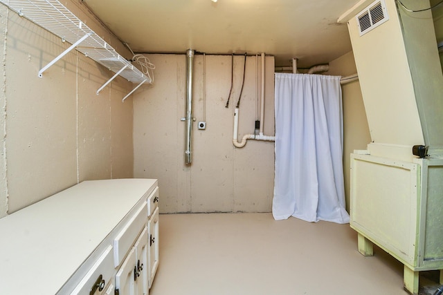 clothes washing area featuring visible vents