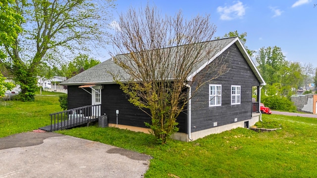 view of front of property featuring a front lawn