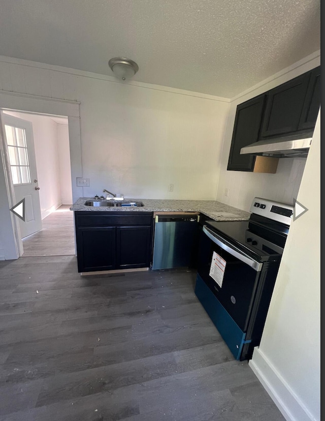 kitchen featuring a sink, dishwashing machine, dark cabinetry, under cabinet range hood, and black range with electric cooktop