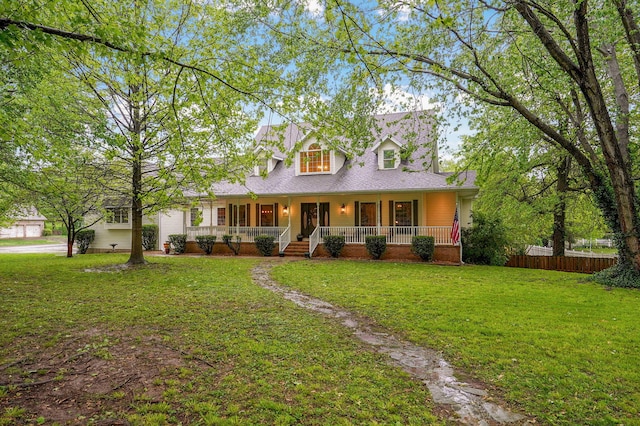 view of front of house featuring a porch, fence, and a front lawn