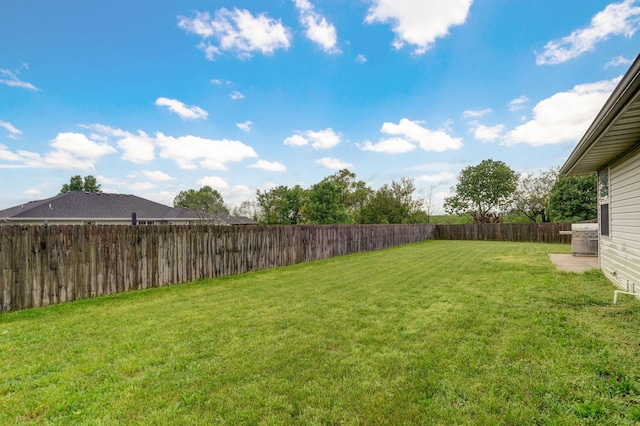 view of yard featuring a fenced backyard