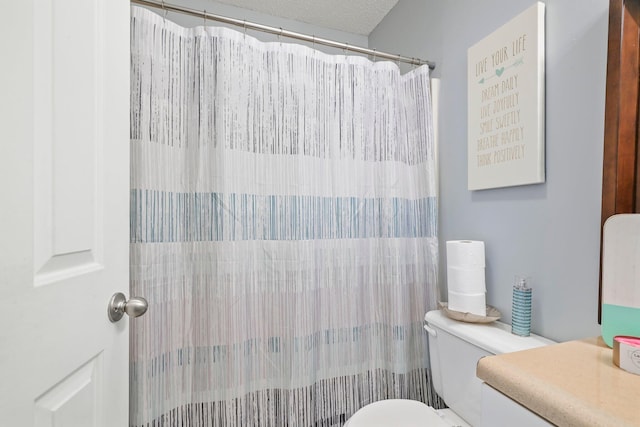 full bathroom featuring a shower with curtain and toilet