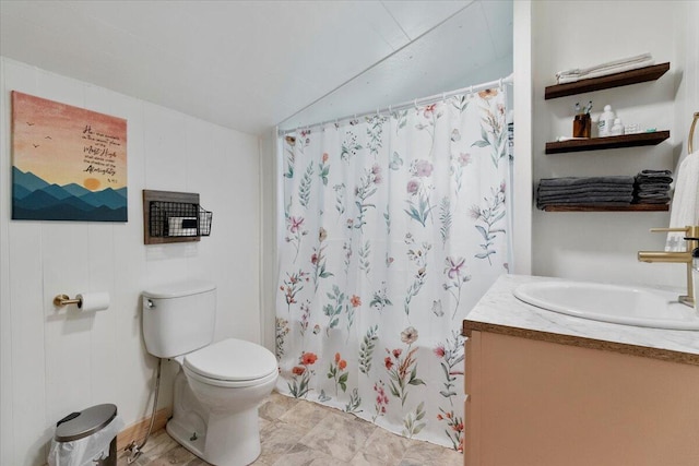 full bath with vanity, toilet, curtained shower, and lofted ceiling