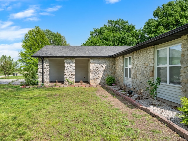 1208 Kemp Dr, Bolivar, MO 65613 - view of front facade with a front yard and stone siding