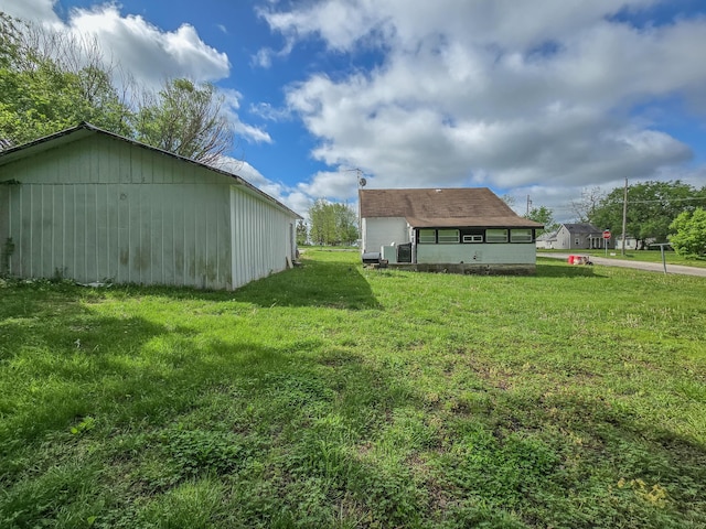 view of yard with an outbuilding