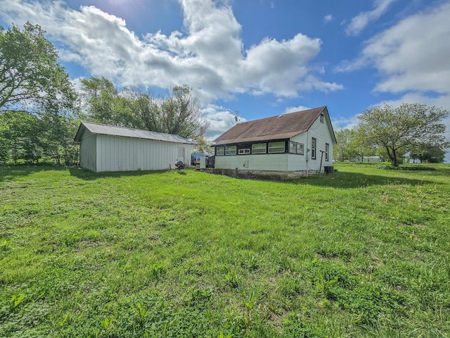 view of yard featuring an outbuilding