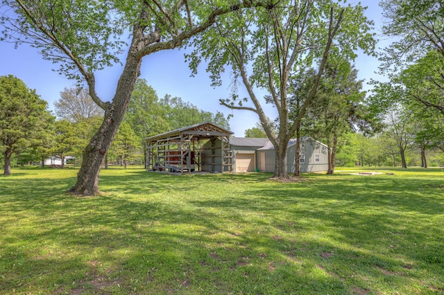 view of yard featuring an outbuilding and an outdoor structure