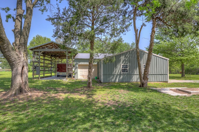 view of yard with an outdoor structure