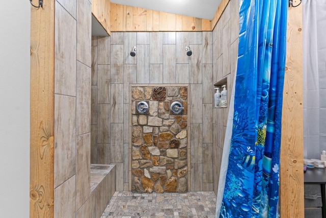 full bathroom featuring a tile shower