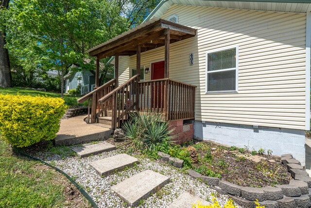 view of front of property featuring crawl space