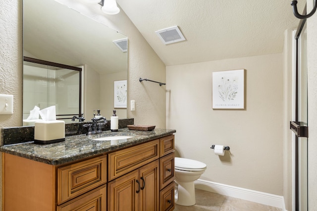 full bath featuring visible vents, baseboards, vaulted ceiling, and toilet