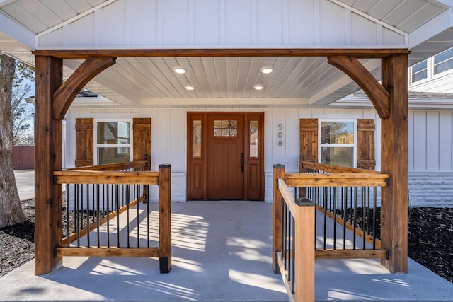 doorway to property featuring covered porch