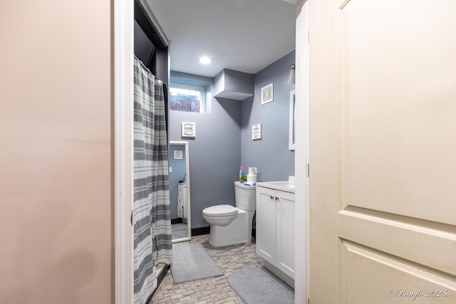 full bathroom with curtained shower, vanity, and toilet