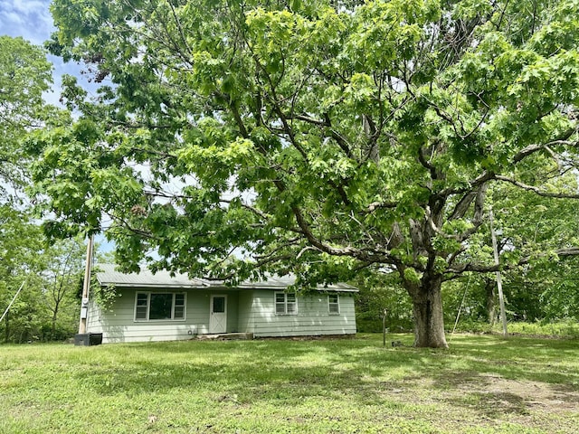 view of front of property featuring a front yard