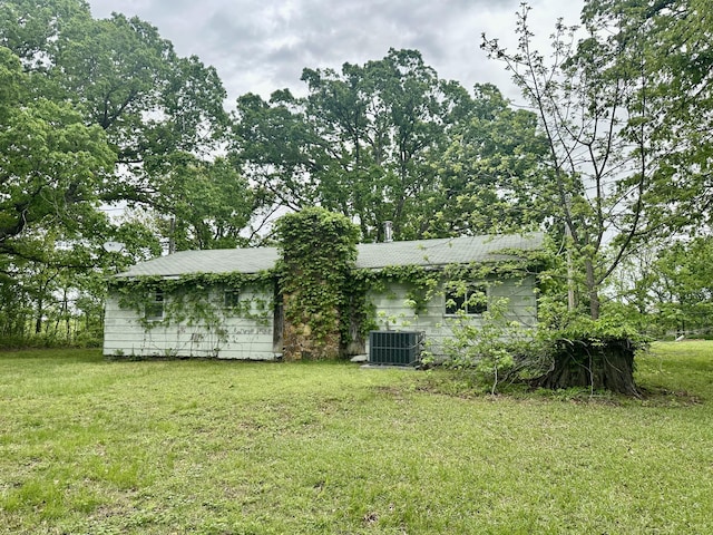view of yard featuring central AC unit