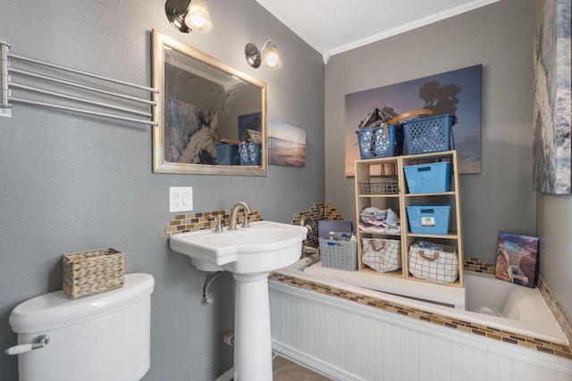 full bathroom featuring crown molding, decorative backsplash, a washtub, and toilet