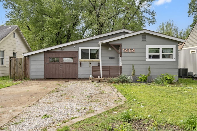 view of front of house featuring central AC unit and a front yard