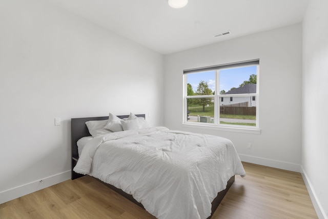 635 W Bridgewood Ct, Springfield, MO 65803 - bedroom featuring baseboards and light wood-type flooring