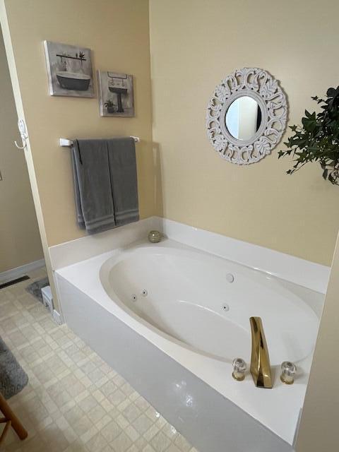 249 Mount Vernon Rd, Forsyth, MO 65653 - bathroom featuring a whirlpool tub