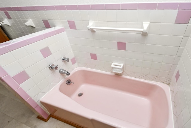 full bathroom featuring a bathtub