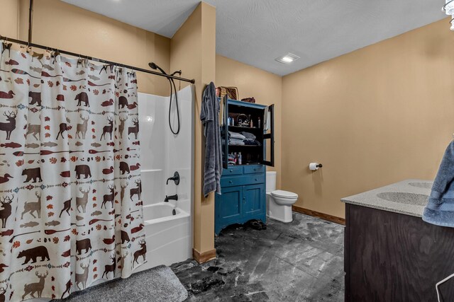full bathroom with toilet, baseboards, shower / bath combo with shower curtain, and vanity