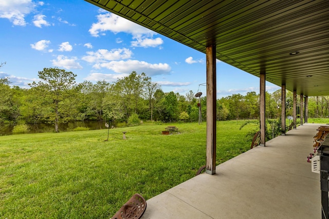 view of yard featuring a patio area
