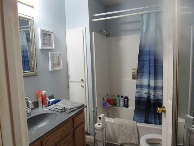 7210 Newkirk Rd, Mountain Grove, MO 65711 - full bathroom with toilet, vanity, and shower / bath combo with shower curtain
