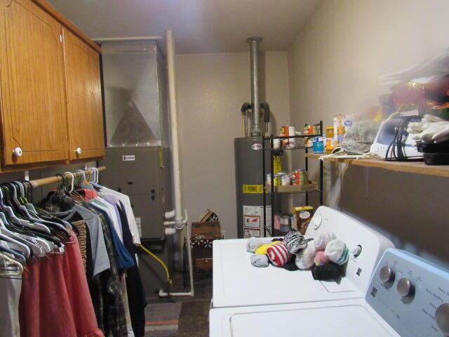 7210 Newkirk Rd, Mountain Grove, MO 65711 - washroom featuring washing machine and dryer, gas water heater, and cabinet space