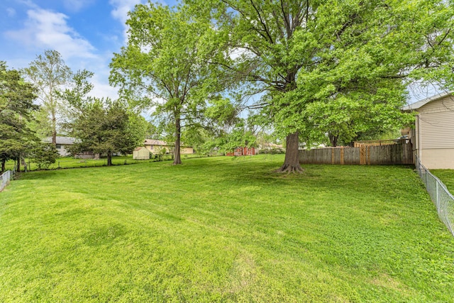 1107 E Mccracken Rd, Ozark, MO 65721 - view of yard with a fenced backyard