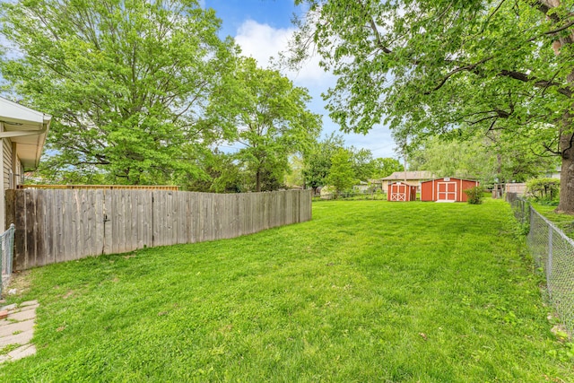 1107 E Mccracken Rd, Ozark, MO 65721 - view of yard featuring an outbuilding, a fenced backyard, and a shed